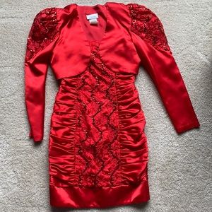 Short satin dress with red sequence